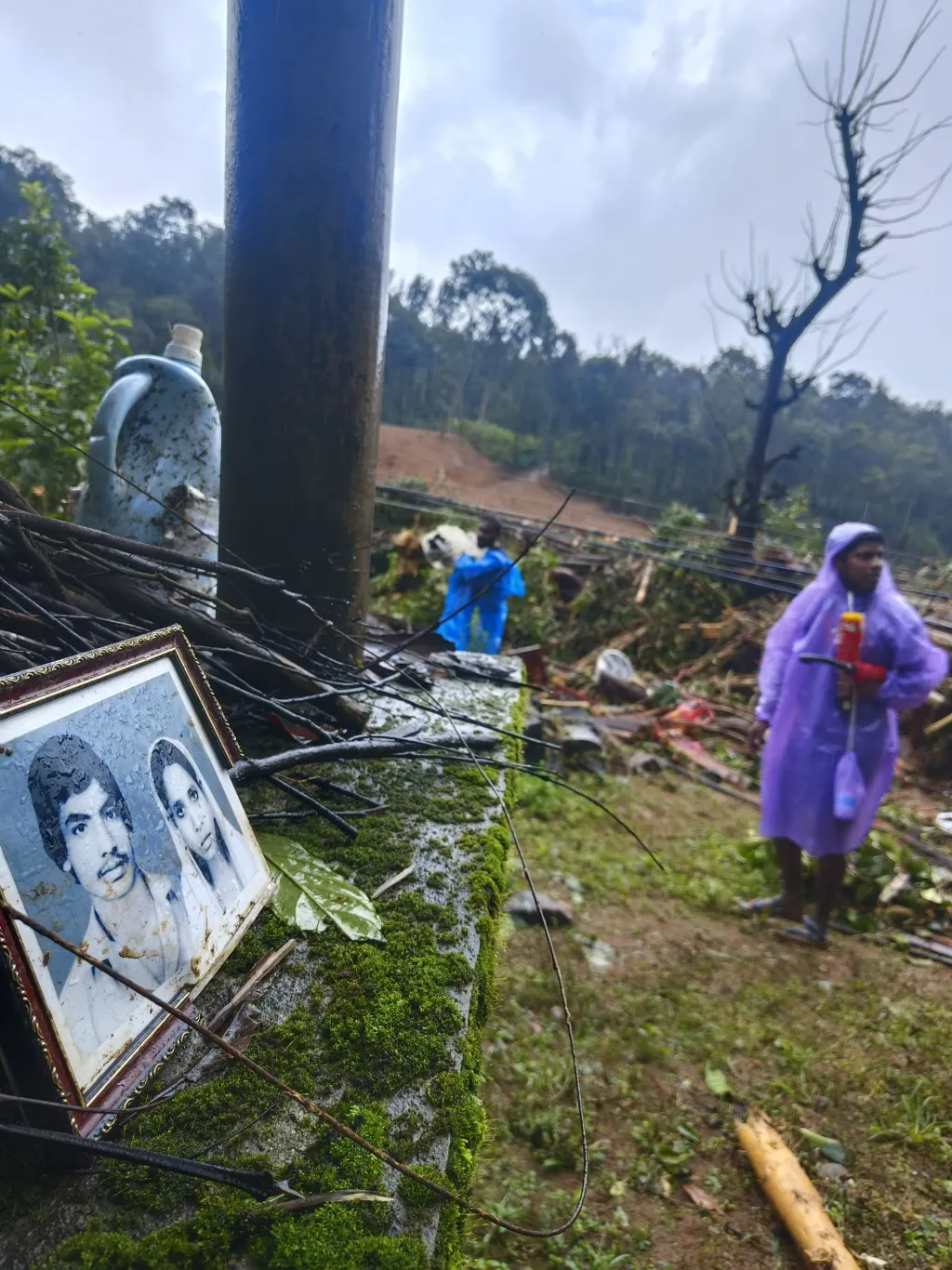 ചൂരൽമലയിലെത്തുമ്പോൾ മഴ കനത്തു പെയ്തുകൊണ്ടിരുന്നു. മഴയായതിനാൽ സീതമ്മക്കുണ്ടിലേക്ക് പിന്നെ വരാം എന്ന് പ്രകാശനോട് പറഞ്ഞു. ബ്രിജേഷും അത് ശരിവെച്ചു. 