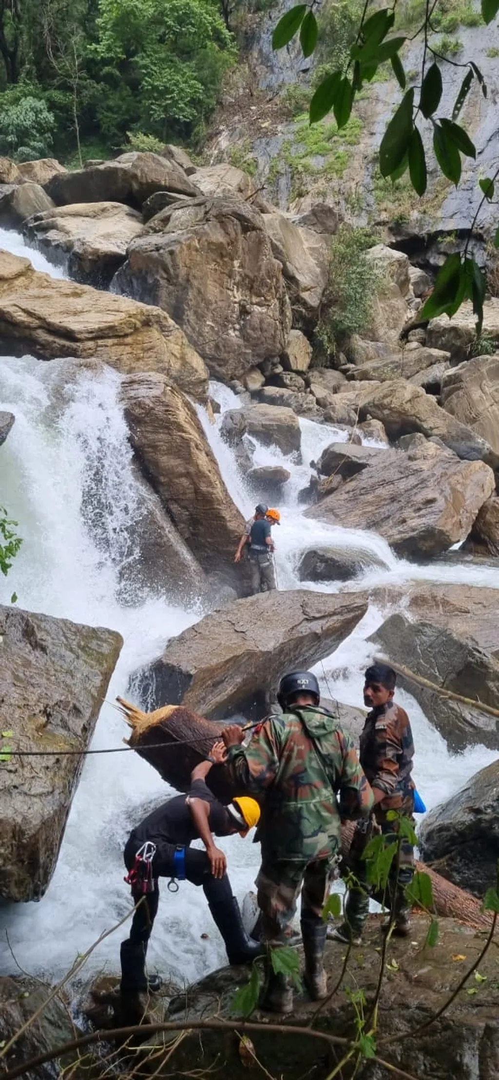 ഞ്ചിരിമട്ടം പോയി മടങ്ങിവരുമ്പോൾ വെള്ളച്ചാട്ടം കൂടി കാണണമെന്ന് പ്രകാശൻ എന്നോട് പറഞ്ഞു. മഴയില്ലെങ്കിൽ ഇറങ്ങാം എന്ന്  മറുപടി നൽകി. 