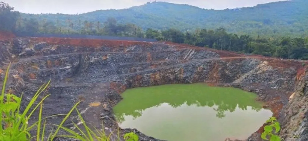 ഖനനത്തിന്റെ ഭാഗമായി തങ്കമല ക്വാറിയിൽ രൂപപ്പെട്ട കുഴി