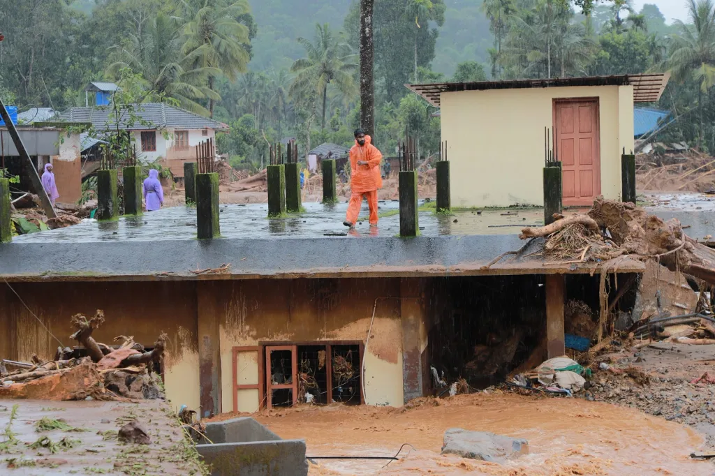  നേരം പുലർന്നപ്പോഴാണ് ദുരന്തത്തിൻ്റെ വ്യാപ്തി വ്യക്തമാകുന്നത്. ദുരന്തമുണ്ടായെന്ന് നേരത്തെ മനസ്സിലായിരുന്നു. എന്നാൽ ഒരു പ്രദേശം മൊത്തം ഇല്ലാതായെന്ന സത്യം അപ്പോഴാണ് ബോധ്യപ്പെട്ടത്. വലിയ മരങ്ങളും കല്ലുകളും അടിഞ്ഞ് കൂടി വെള്ളാർമല സ്കൂൾ പാതി തകർന്നിരിക്കുന്നു. 