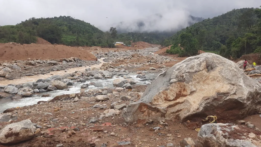 പല പാളികളായും വളഞ്ഞും കാണപ്പെടുന്ന ഇത്തരം പാറകളാണ് പൊതുവെ ഉരുൾപൊട്ടൽ നടന്ന മേഖലകളിൽ നിന്നുള്ള മാധ്യമങ്ങളുടെ ദൃശ്യങ്ങളിൽക്കൂടി മനസിലാക്കാൻ സാധിക്കുന്നത്.