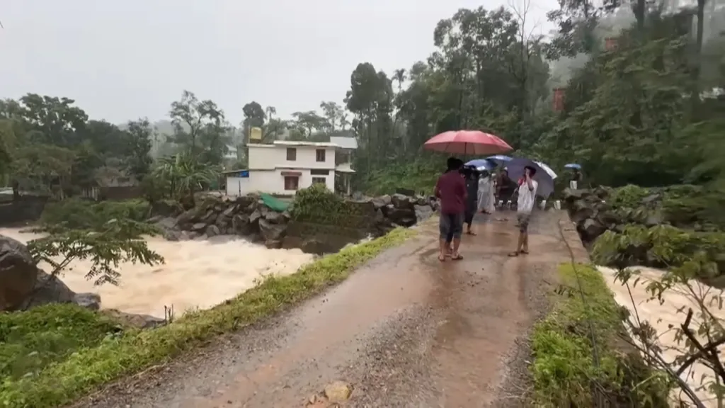 പുഞ്ചിരിമട്ടത്ത് എന്തോ സംഭവിക്കാൻ പോകുന്നു എന്ന ആശങ്ക കുന്നിറങ്ങുമ്പോൾ ഞങ്ങൾ പരസ്പരം പങ്കുവെച്ചു. രാത്രി 10 മണി വരെ മാധ്യമപ്രവർത്തകരായ ഞങ്ങൾ ചിലർ ഒരുമിച്ചുണ്ടായിരുന്നു. രാത്രി എന്തുണ്ടായാലും അറിയിക്കണമെന്ന് പറയുകയും ചെയ്തു. ഭയപ്പെട്ടതുപോലെ തന്നെ സംഭവിച്ചു. രാത്രി 2 മണിയോടെ എമർജൻസി ഗ്രൂപ്പുകളിൽ ശബ്ദസന്ദേശങ്ങൾ വരാൻ തുടങ്ങി. പലതും കരച്ചിലുകളായിരുന്നു.