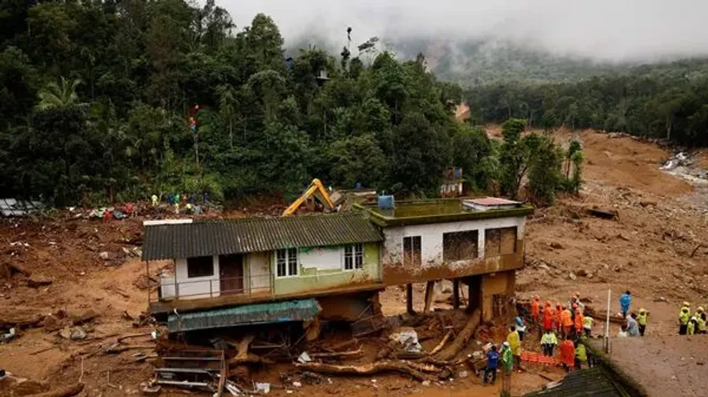 അന്തർദ്ദേശീയ മാനദണ്ഡങ്ങൾ പ്രകാരം 30 ഡിഗ്രിയിൽ കൂടുതൽ ചെരിവുള്ള മലമ്പ്രദേശങ്ങളിൽ മനുഷ്യവാസം പാടില്ലെന്നും, 22 ഡിഗ്രി മുതൽ 30 ഡിഗ്രി വരെയുള്ള പ്രദേശങ്ങളിൽ ഭൂവിനിയോഗത്തിൽ നിയന്ത്രണങ്ങൾ വേണമെന്നും വ്യക്തമാക്കിയിട്ടുണ്ട്. 