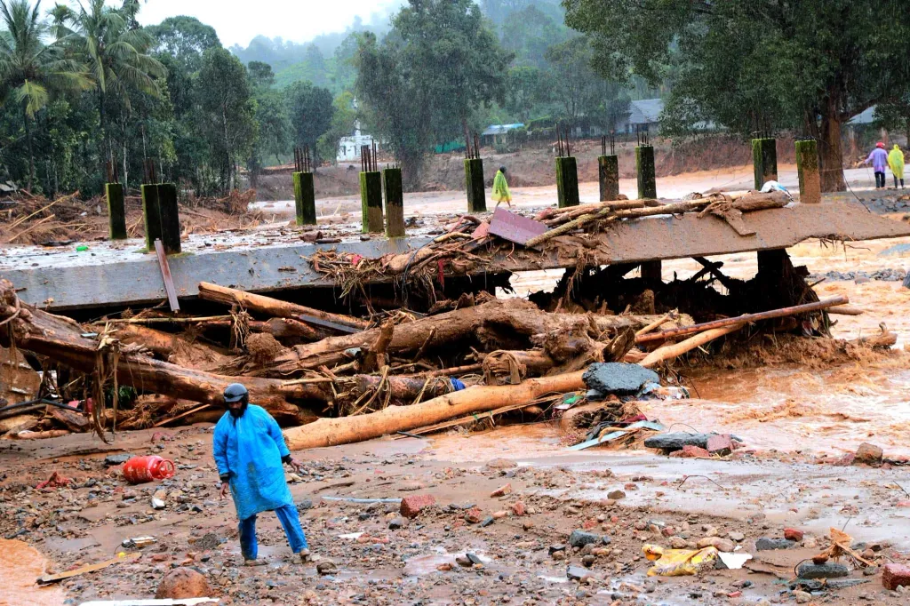 അതേസമയം പ്രളയം കവർന്ന കെട്ടിടങ്ങളുടെ അവശിഷ്ടങ്ങൾ  ഇപ്പോഴും എന്ത് ചെയ്യണമെന്നറിയാതെ അവിടെത്തന്നെ കിടപ്പുണ്ട്. 