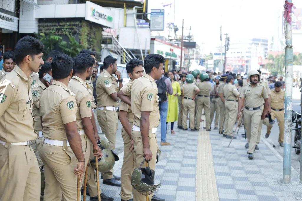 പൊതുസമൂഹത്തെ പുറത്തുനിർത്തിക്കൊണ്ടാണ് കേരളത്തിൽ ‘പോലീസിനെ സ്വതന്ത്രമായി പ്രവർത്തിക്കാൻ വിടുന്ന’ പിണറായി സർക്കാരിന്റെ പോലീസ് നയം നടപ്പാക്കുന്നത്. 