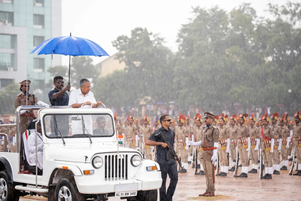 പോലീസുകാരുടെ മനോവീര്യം തകർക്കാനാവില്ല എന്ന രക്ഷാധികാരിയുടെ വാക്കുകളോടെയാണ് പിണറായി വിജയൻ പോലീസ് സേനയെ ജനങ്ങളുടെ ജനാധിപത്യാവകാശങ്ങൾക്ക് മുകളിൽ പ്രതിഷ്ഠിച്ചത്.