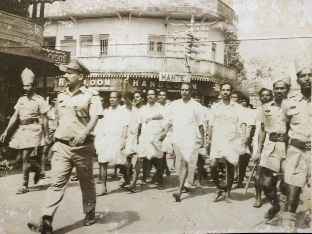 1960 കാലഘട്ടത്തിൽ എറണാകുളം ബോട്ട് ജെട്ടിയിലെക്ക് നടത്തിയ ജാഥയിൽ എം.എം. ലോറൻസ്