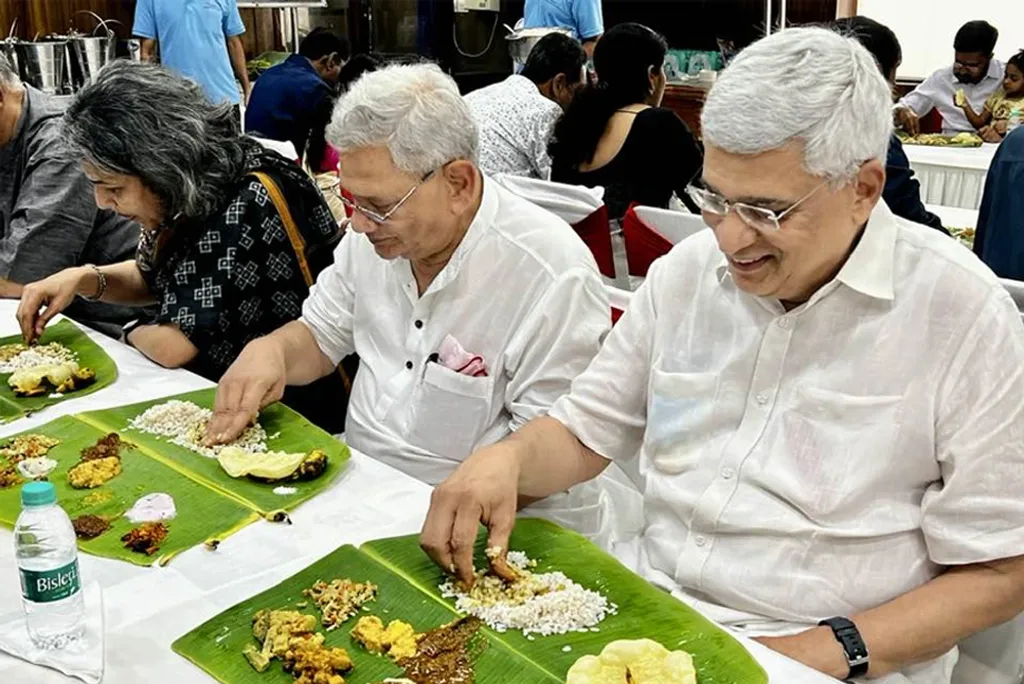 നോൺവെജ് ഭക്ഷണത്തോട് പ്രിയമായിരുന്നു. കേരള ഹൗസിലെ ഓണസദ്യയ്ക്ക് ക്ഷണിച്ചാലും യെച്ചൂരി ഹാജർ. ഒരിക്കൽ പ്രകാശ് കാരാട്ടും യെച്ചൂരിയും ഒന്നിച്ചാണ് ഓണസദ്യ ഉണ്ടത്. / Photo: Prasanth Reghuvamsom 