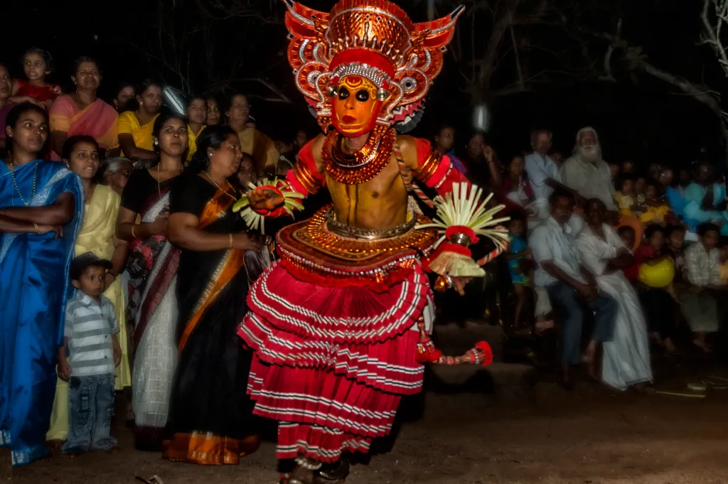  തെയ്യം ഉടലിനുള്ളിൽ വഹിക്കുന്ന ഉടലിന്റെ സ്വത്താണ്. അതിൽ ആചാരങ്ങളില്ല. തെയ്യം തെയ്യക്കാരൻേറതു മാത്രമാണ്. അതിന് വിലയിടാൻ മറ്റാർക്കും അവകാശമില്ല. Photo Anoop Negi / flickr 