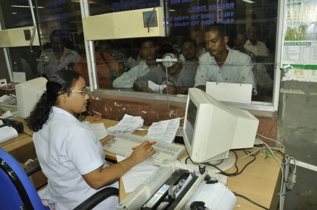 ഇന്ത്യൻ റെയിൽവേയിൽ (Indian Railway) കമ്പ്യൂട്ട‍ർവൽക്കരണം (Comuputerisation) നടപ്പിലാക്കാൻ സാധിച്ചത് ഏറെ ബുദ്ധിമുട്ടേറിയ ശ്രമങ്ങൾക്കൊടുവിലാണ്. മറ്റ് പല മേഖലകളിലുമെന്ന പോലെ റെയിൽവേയിലെ വലിയൊരു വിഭാഗം ഉദ്യോഗസ്ഥ‍ർക്കും എല്ലാം കമ്പ്യൂട്ടറിലേക്ക് മാറുന്നതിനോട് വിയോജിപ്പായിരുന്നു. 