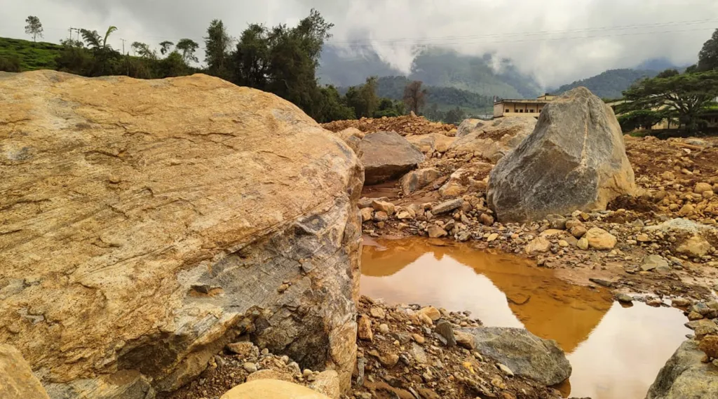 21-ാം നൂറ്റാണ്ടിൻ്റെ ആദ്യപാദത്തിലെ ഏറ്റവും വലിയ വെള്ളപ്പൊക്കവും   ഉരുൾപൊട്ടലും നാം പ്രത്യക്ഷത്തിൽ അതിജീവിച്ചു കഴിഞ്ഞെങ്കിലും കാലത്തിനും പ്രകൃതിയ്ക്കും മാത്രം ഉണക്കാനാവുന്ന അതിൻ്റെ ആന്തരികമുറിവുകൾ   ഇപ്പോഴും  വിങ്ങിനിൽക്കുകയാണ്. 