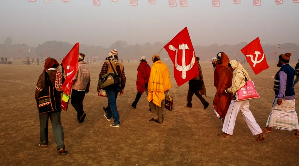ഭൂമിയില്ലാത്തവരോട് ഭൂമി നേടാൻ പോരാടുന്ന പാർട്ടിയോട് ചേർന്നു നിൽക്കുന്നത് കമ്യൂണിസത്തോടുള്ള താത്വിക അണിചേരലല്ല. മറിച്ച് പ്രശ്നാധിഷ്ഠിത പിന്തുണ കൂടിയാണ്.