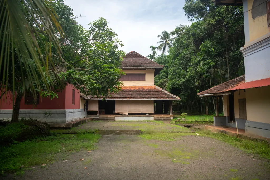 ഇ.എം.എസ് ജനിച്ചു വളർന്ന മലപ്പുറം പെരിന്തൽമണ്ണ മുതുകുർശ്ശിയിൽ തൂതപ്പുഴയുടെ തീരത്തെ ഏലംകുളം മന