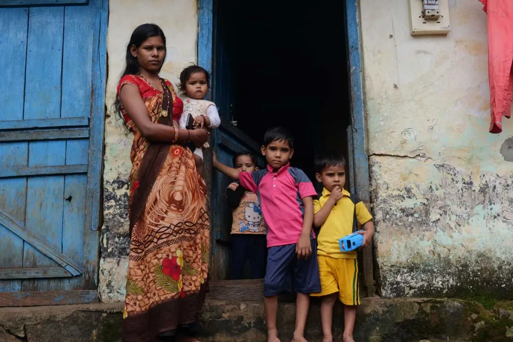 പുത്തുമലയിലെ പാടിയില്‍ ജീവിക്കുന്ന ജാർഖണ്ഡിൽ നിന്നും തോട്ടം തൊഴിലെടുക്കാന്‍ വന്ന സ്ത്രീ തൊഴിലാളി മക്കളോടൊപ്പം / Photo : Badusha Fahad  