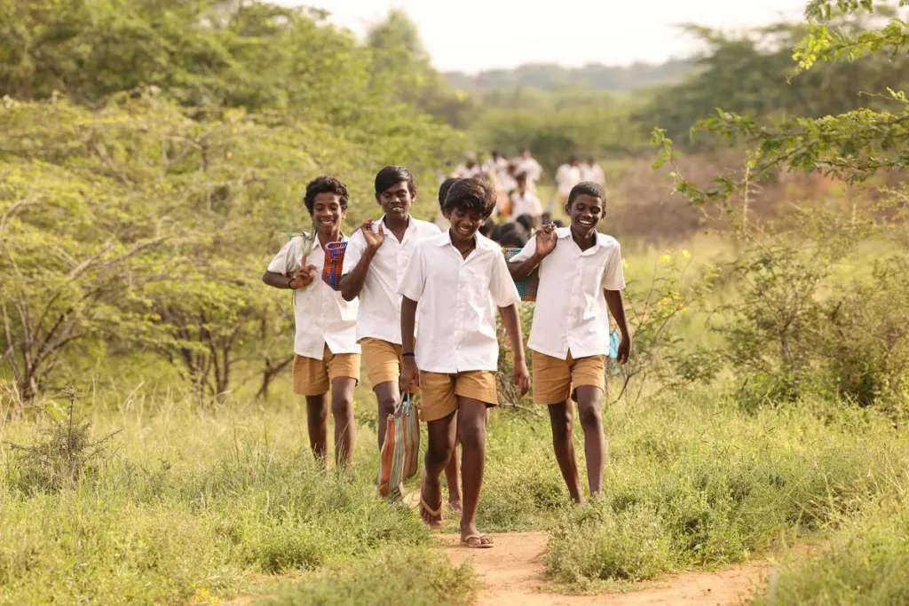 അവധി ദിവസങ്ങളിൽ വാഴക്കുലകൾ ചുമക്കാൻ പോകുന്ന ശിവനൈന്ദൻ എന്ന ദലിത് വിദ്യാർഥി ഇവിടുത്തെ സിസ്റ്റത്തിനോടാണ് ചോദ്യമുയർത്തുന്നത്.