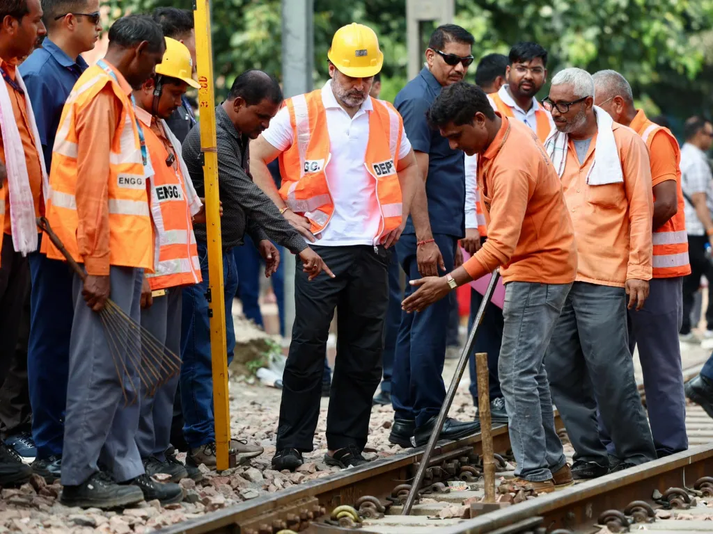 ട്രാക്കില്‍ ജോലി ചെയ്യുന്ന ഇന്ത്യന്‍ റെയില്‍വേ ജീവനക്കാരെ നേരിട്ട് കണ്ട് സംസാരിക്കുന്ന പ്രതിപക്ഷ നേതാവ് രാഹുല്‍ഗാന്ധി