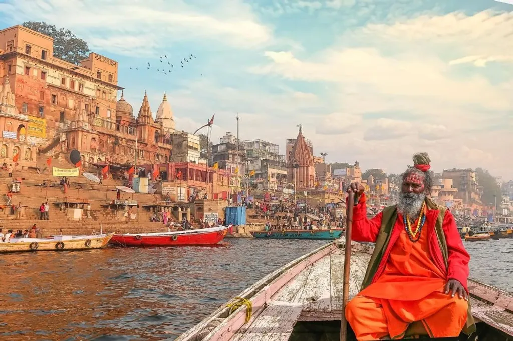 പല മുഖവസ്ത്രങ്ങളുടെ നഗരമാണ് വാരണാസി (Varanasi). തീർഥാടകരെ സംബന്ധിച്ചിടത്തോളം അത് ആത്മീയ പൗരാണികതയുടെ നാടാണ്. വിനോദസഞ്ചാരികളെ സംബന്ധിച്ചിടത്തോളം അത് നദീതടങ്ങളുടെയും സായാഹ്ന ഗാനങ്ങളുടെയും ക്ഷേത്രമണികളുടെയും ഒരു വിചിത്രമായ പട്ടികയാണ്. 