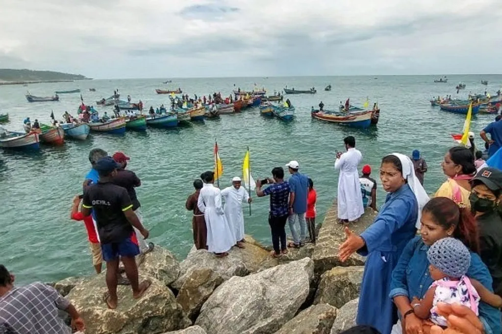 ഇരപിടിയൻ മുതലാളിത്തത്തിന്റെ താത്പര്യാർത്ഥം ഇന്ന് തീരദേശജനത തീരങ്ങളിൽ നിന്നുതന്നെ നിഷ്ക്കാസനം ചെയ്യപ്പെട്ടുകൊണ്ടിരിക്കുന്നു. 