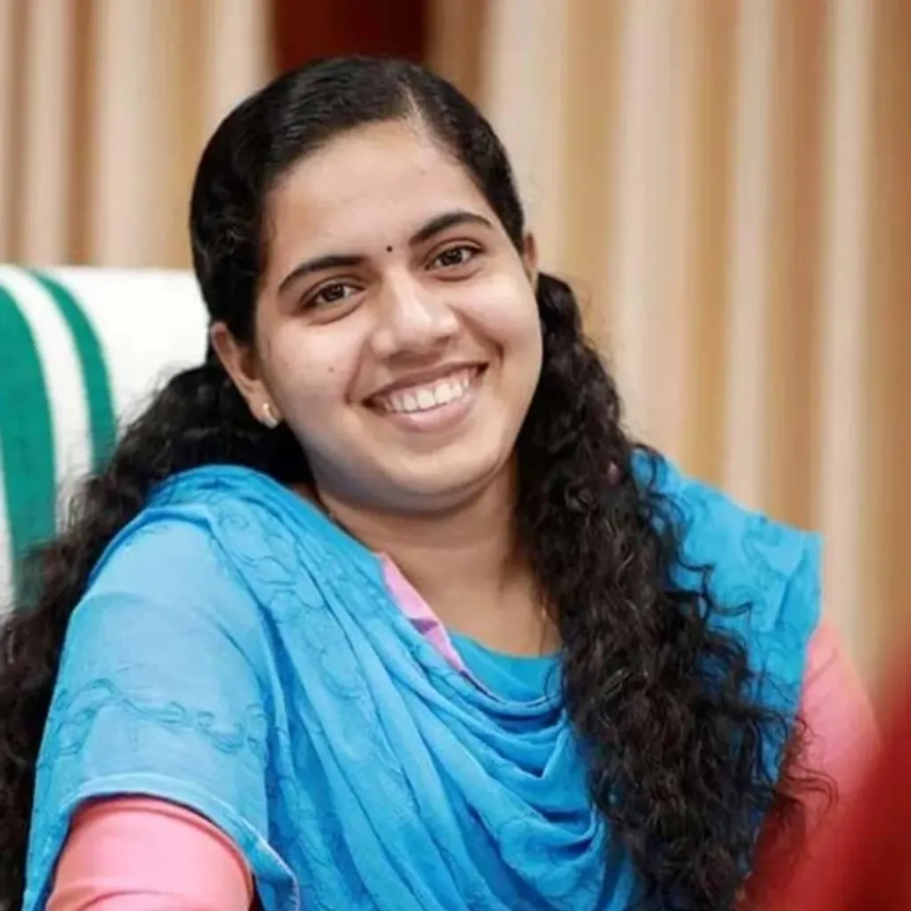 കഴിഞ്ഞ തവണ മേയർ സ്ഥാനാർത്ഥിയായി കണ്ടുവെച്ചിരുന്നവർ പരാജയപ്പെട്ടതോടെ സർപ്രൈസായി ആര്യാ രാജേന്ദ്രൻ എന്ന 21കാരിയെ മേയറാക്കി. രാജ്യത്തെ ഏറ്റവും പ്രായം കുറഞ്ഞ മേയറായിരുന്നു ആര്യ.