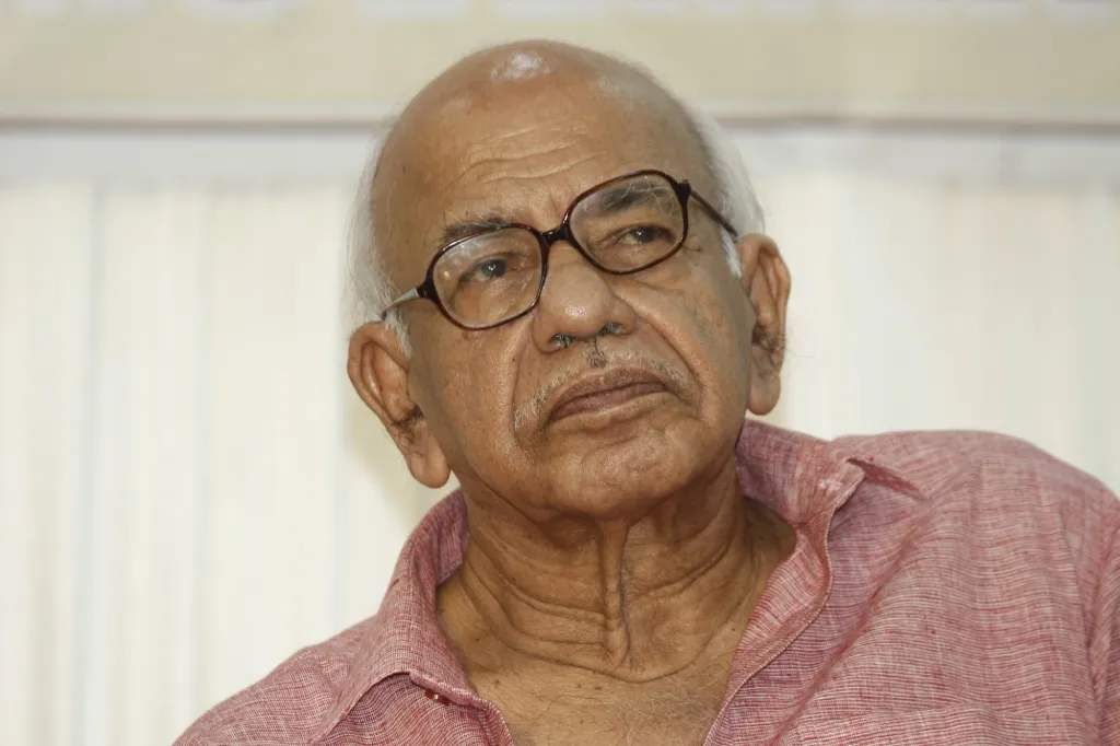 ‘വേണു അടിയന്തരാവസ്ഥാകാലത്ത് മുഴുവൻ ജയിലിലായിരുന്നുവല്ലോ, വേണുവിന് ഇന്ദിരാഗാന്ധിയുടെ ആ പ്രഖ്യാപനം ഒരു ഷോക്ക് ആയിരുന്നുവോ?’, ആനന്ദ് ചോദിച്ചു.