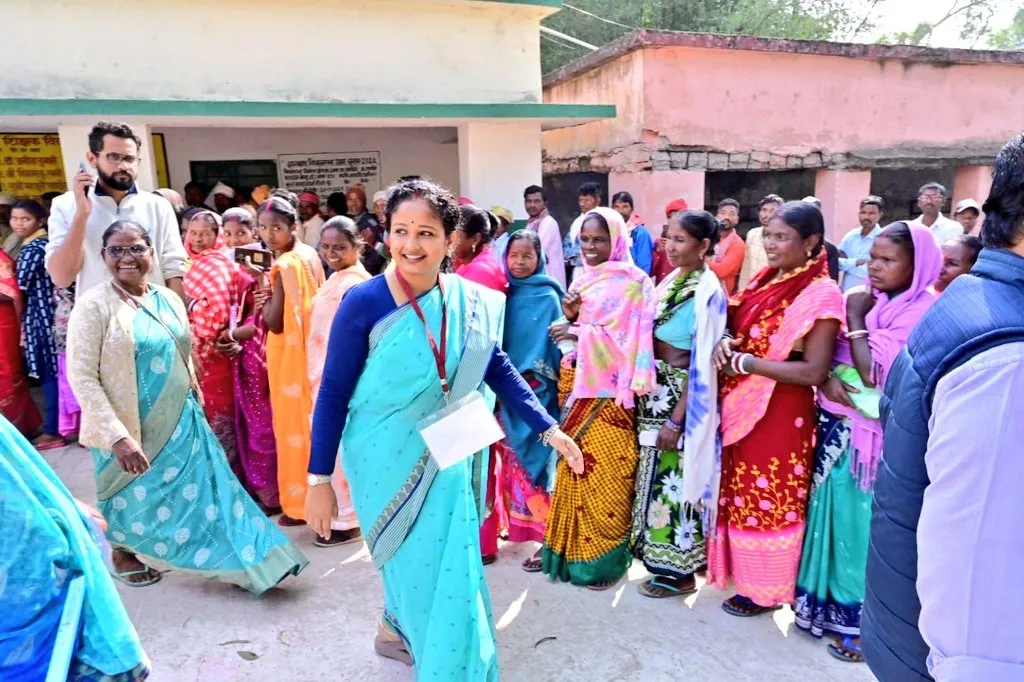  ഗാണ്ടെ മണ്ഡലത്തിലെ വോട്ടർമാരെ കാണാനെത്തിയ കൽപന സോറൻ / Photo: @JMMKalpanaSoren