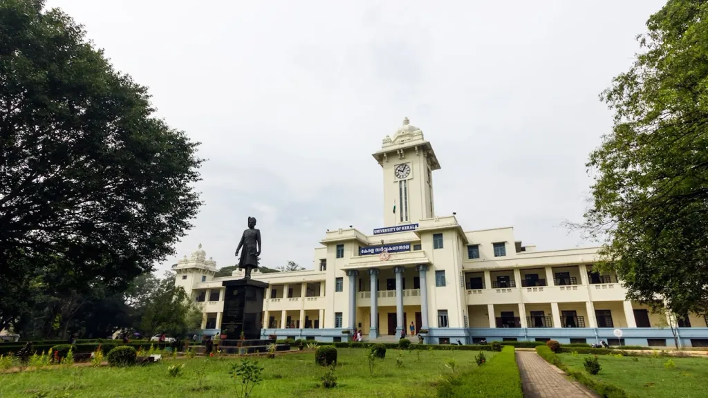 കാലിക്കറ്റ്, കേരള സർവകലാശാലകൾ നാല് വർഷ ബിരുദ കോഴ്‌സുകളുടെ പരീക്ഷ ഫീസുകൾ കുത്തനെ വർധിപ്പിച്ച് വിദ്യാർഥികളെ വലിയ പ്രതിസന്ധിയിലേക്ക് തള്ളിയിട്ടിരിക്കുകയാണ്.