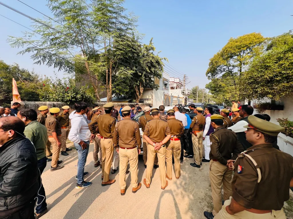 യു.പി നിയസമഭാ പ്രതിപക്ഷ നേതാവ് മാതാപ്രസാദ് പാണ്‌ഡേയുടെ നേതൃത്വത്തിൽ സമാജ്‌വാദി പാർട്ടി എം.എൽ.എമാരടങ്ങുന്ന 15 അംഗ സംഘത്തിന് ഇന്ന് സംഭലിലെ സംഘർഷമേഖല സന്ദർശിക്കാൻ പൊലീസ് അനുമതി നിഷേധിച്ചിരിക്കുകയാണ്