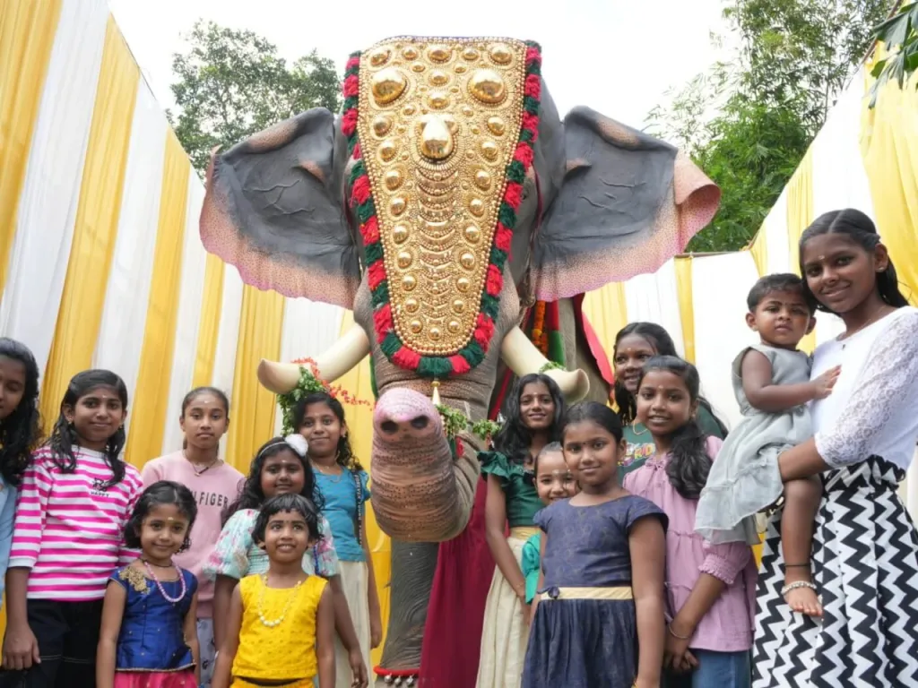 കണ്ണൂർ ചിറ്റാരിപ്പറമ്പ് എടയാർ- വടക്കുമ്പാട് ശിവ- വിഷ്ണു ക്ഷേത്രത്തിൽ നടയിരുത്തിയ വടക്കുമ്പാട് ശങ്കരനാരായണൻ എന്ന റോബോട്ടിക് ആന. 'പെറ്റ'യും നടി വേദികയും ചേർന്നാണ് ആനയെ സംഭാവന ചെയ്തത്.