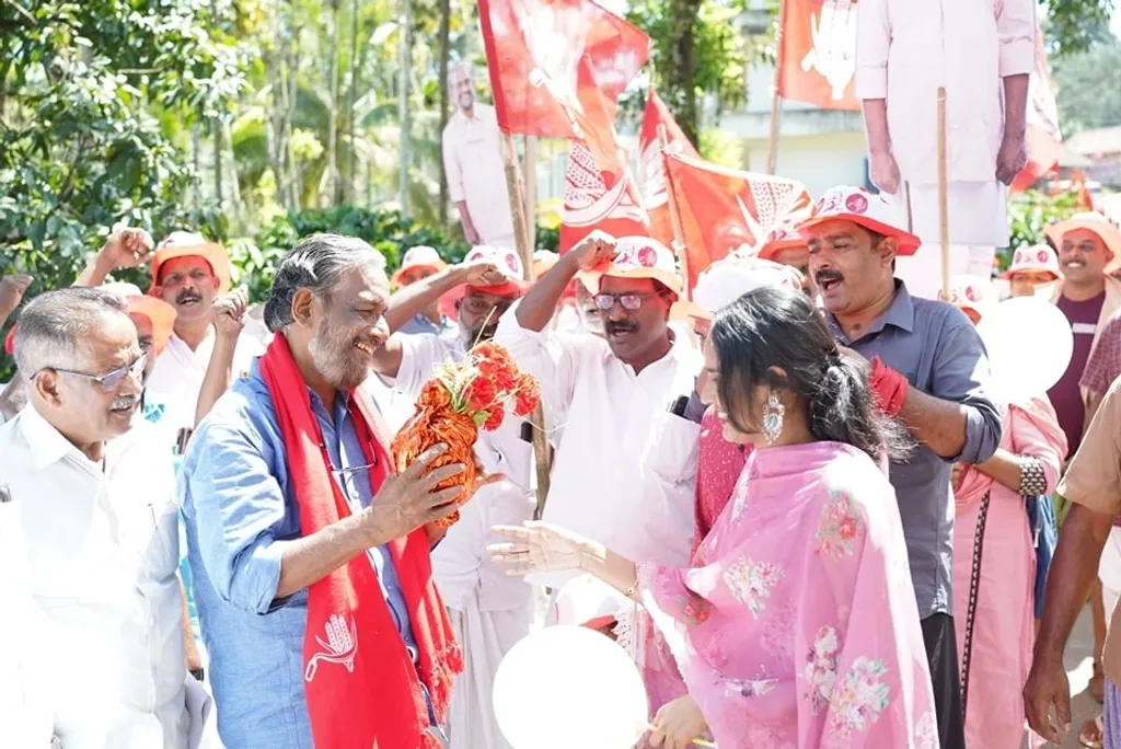 വയനാട്ടിലെ എൽ.ഡി.എഫ് സ്ഥാനാർഥി സത്യന്‍ മൊകേരി പ്രചാരണത്തിനിടെ