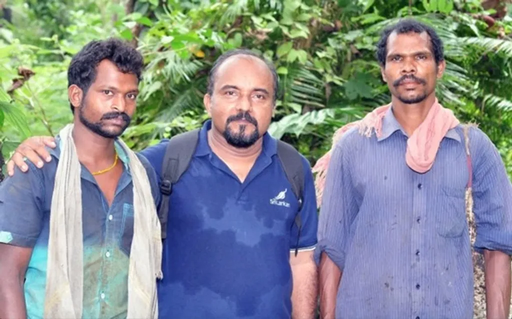 മരഞണ്ടിനെ കണ്ടെത്താൻ സഹായിച്ച രാജൻ കാണി, മല്ലൻ കാണി എന്നിവരോടൊപ്പം ​​ഡോ. എ. ബിജുകുമാർ