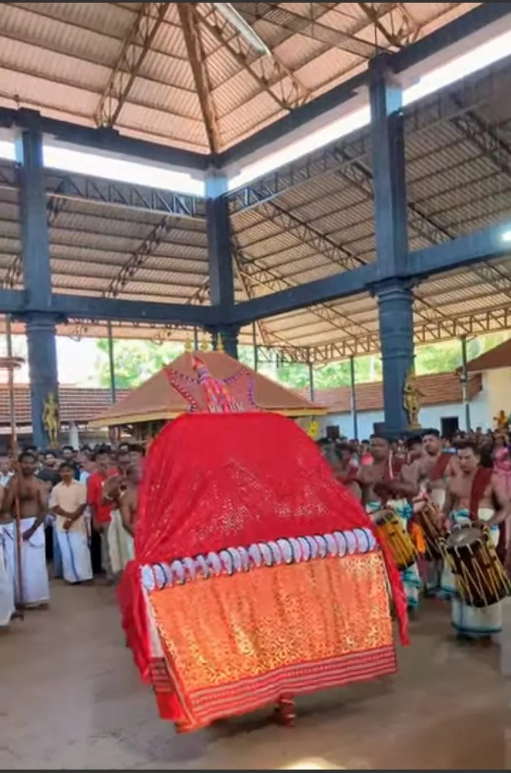 ആണ്ടോടാണ്ട് കൂടുമ്പോഴോ മൂവാണ്ട് മുപ്പത്താറു മാസം കൂടുമ്പോഴോ കൊണ്ടാടപ്പെട്ട  കളിയാട്ടങ്ങളാണ് ഇന്ന്  ലക്ഷങ്ങളും കോടികളും മുടക്കുന്ന  മഹോത്സവങ്ങളായി, വലിയ കാർണിവെലുകളായി മാറിയിരിക്കുന്നത്.