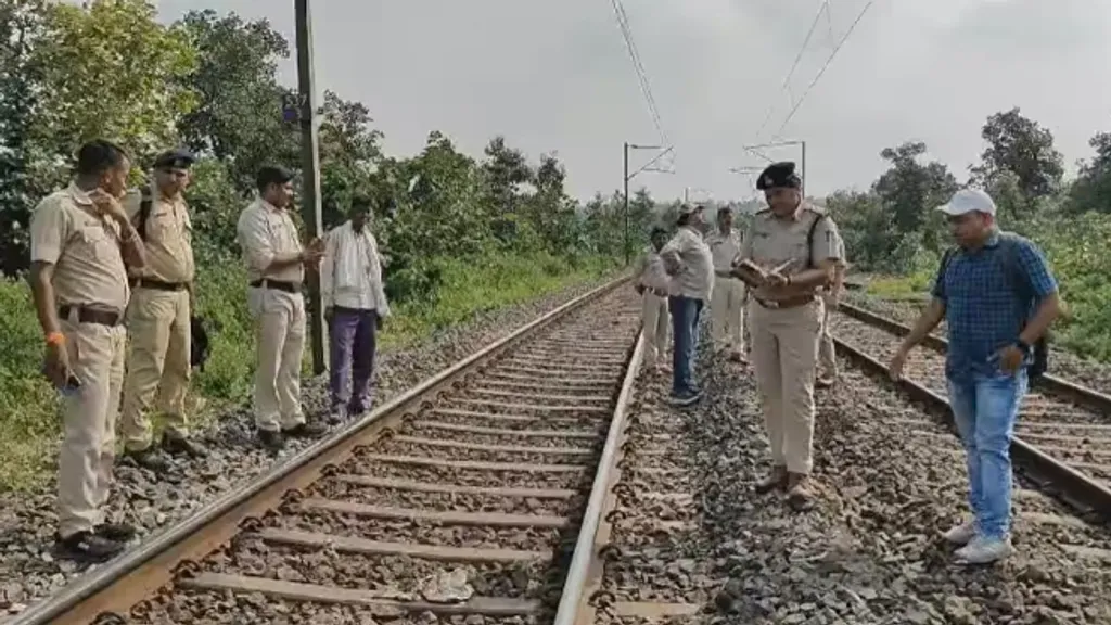 അപകടം നടന്ന സ്ഥലത്ത് പരിശോധനക്കെത്തിയ ആർ.പി.എഫ് സംഘം