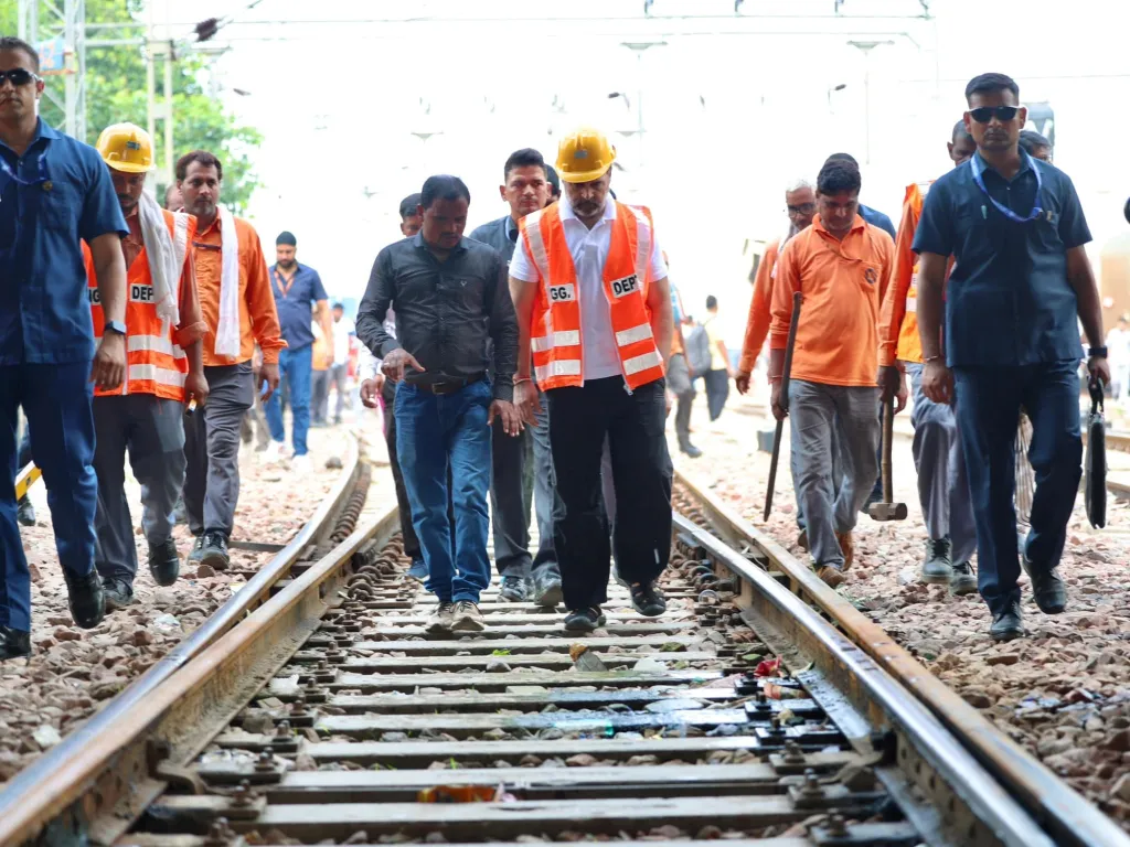 ട്രാക്കിൽ ജോലി ചെയ്യുന്ന ഇന്ത്യൻ റെയിൽവേ ജീവനക്കാരെ നേരിട്ട് കണ്ട് സംസാരിക്കുന്ന പ്രതിപക്ഷ നേതാവ് രാഹുൽഗാന്ധി