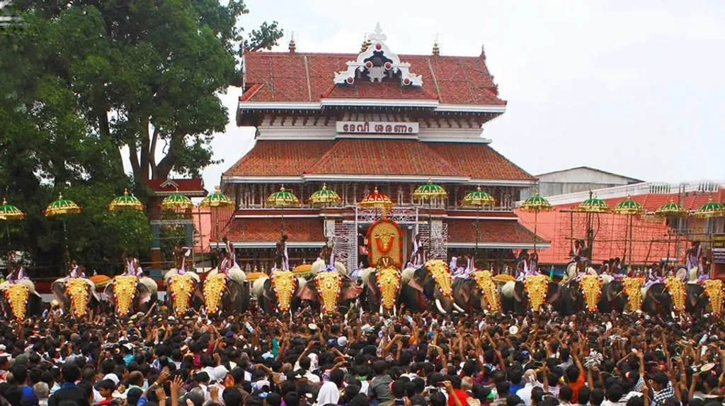 കേരളത്തിലെ ക്ഷേത്രങ്ങളുമായി ബന്ധപ്പെട്ട മിക്ക ഉത്സവാഘോഷങ്ങളും ചരിത്രപരമായി ജാതിവ്യവസ്ഥയുടെയും അതിന്റെ തൊട്ടുകൂടായ്മയടക്കമുള്ള ആചാരകാർക്കശ്യങ്ങളുടെയും രൂപകങ്ങളും  പ്രതീകങ്ങളും നിറഞ്ഞതാണ്. 