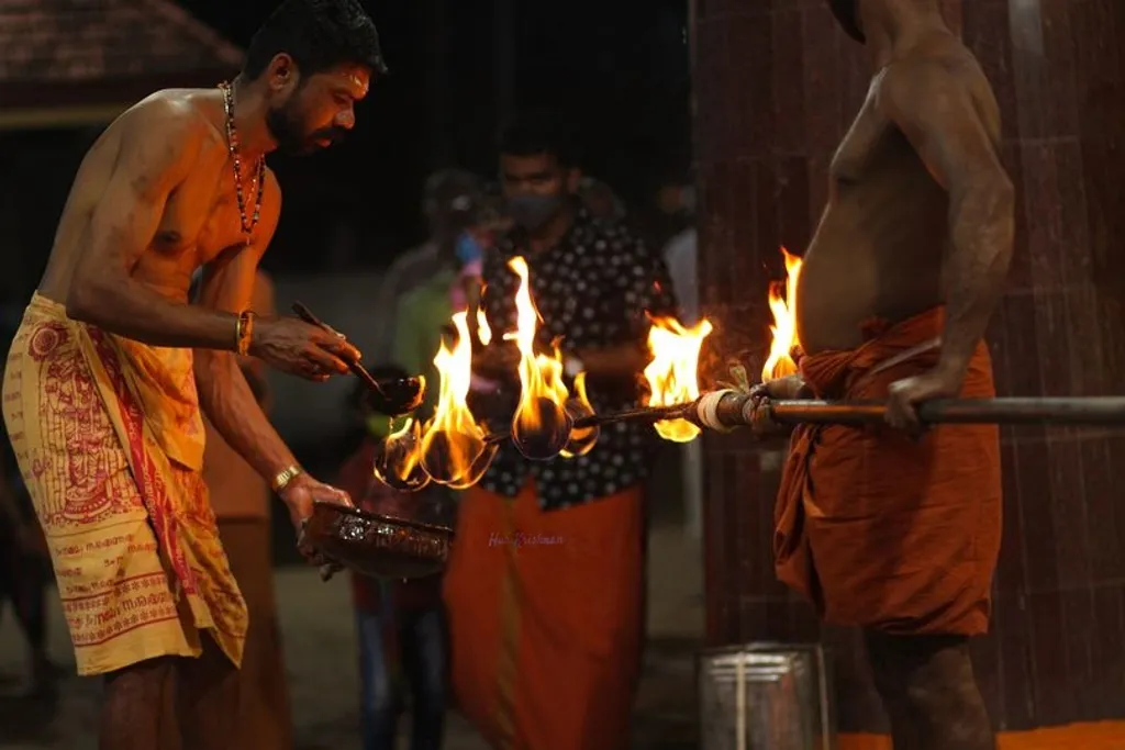 സാമൂഹ്യാധികാര കാലങ്ങളിൽ ഉരുത്തിരിഞ്ഞുവന്ന ഇന്നത്തെ ഉത്സവഘടനകളിൽ ആ സാമൂഹ്യവ്യവസ്ഥയുടെ അധീശമൂല്യബോധത്തെ തന്നെയാണ് പ്രബലമായി നിലനിൽക്കുന്നത്. അതിന്റെ നടത്തിപ്പ് ചുമതലയും അവകാശവും അധികാരവും സവർണ്ണ ജാതിക്കാർക്കാണ്. | Photo: Hari Vijayakumar