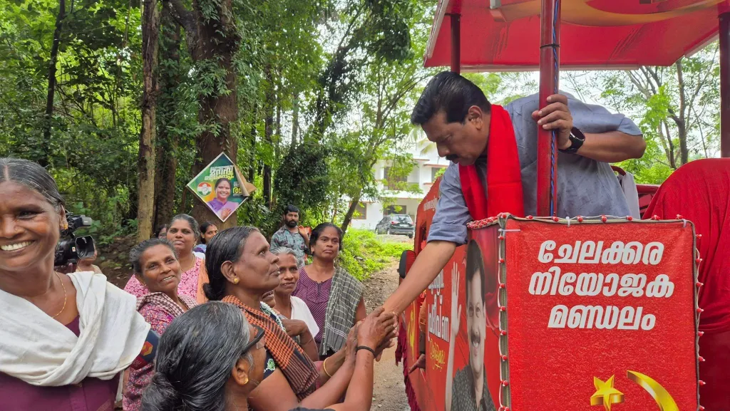 ചേലക്കരയിലെ എൽ.ഡി.എഫ് സ്ഥാനാർഥി യു.ആർ. പ്രദീപ് തെരഞ്ഞെടുപ്പ് പ്രചാരണത്തിൽ