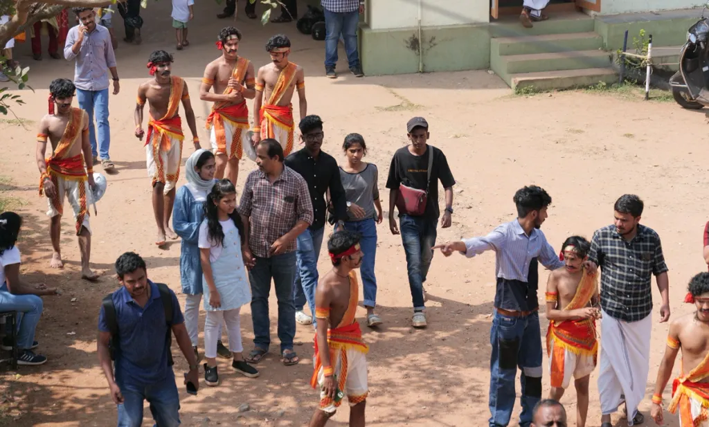 പേരിനുമാത്രം കലാപരിശീലനം പാഠ്യപദ്ധതിയുടെ ഭാഗമായ നമ്മുടെ വിദ്യാലയങ്ങളിൽ നിന്നാണ് വർഷാവർഷം വമ്പിച്ച പുറം പരിശീലന പദ്ധതികളിലൂടെ പലവിധ നൃത്തരൂപങ്ങളും സംഗീതവും നാടകവുമൊക്കെ പഠിച്ചെടുത്ത് സ്‌കൂൾ കലാമേളകളിൽ കുട്ടികൾ അരങ്ങുതകർക്കുന്നത്. Photo: Muhammed Hanan