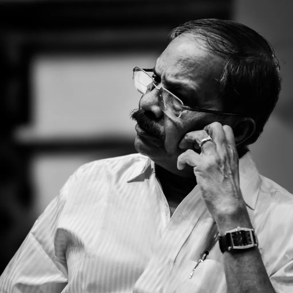 കുറഞ്ഞ സമയത്തിനകം അദ്ദേഹം ‘തീമഴ തിരുമുമ്പിൽ പൂമഴ...’ എന്നു തുടങ്ങുന്ന ഗാനം എഴുതി. എം.ടി. രചിച്ച ഏക നാടകഗാനവും ഇതുതന്നെ