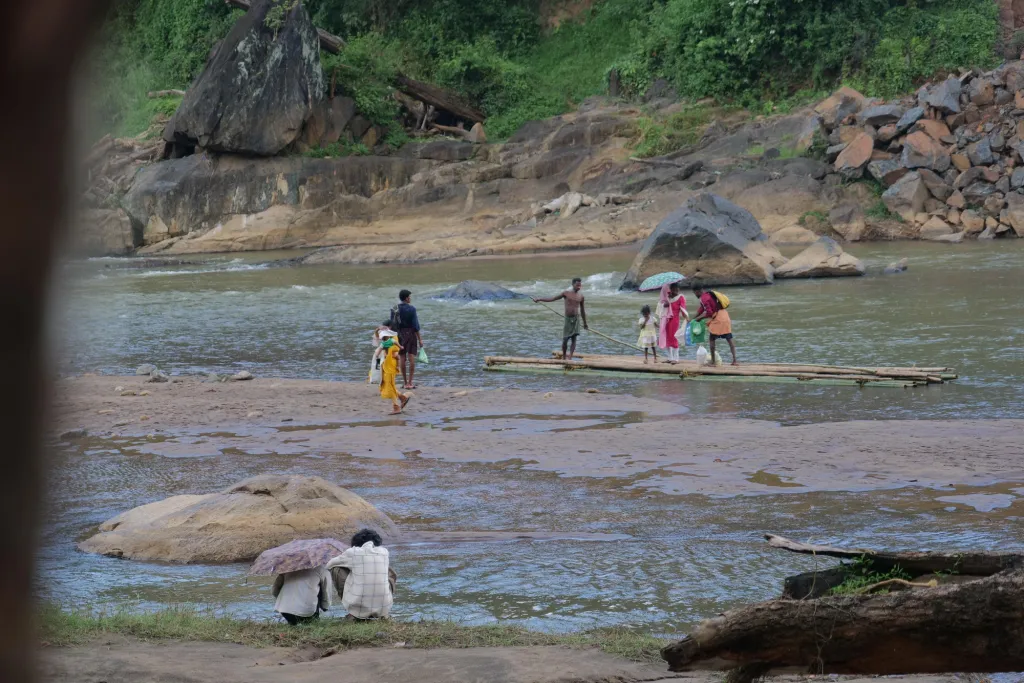  മുളകൊണ്ട് ഉണ്ടാക്കിയ ചങ്ങാടത്തിൽ ചാലിയാർ പുഴ കടക്കുന്ന മുണ്ടേരിയിലെ ആദിവാസികൾ./Photo: Aniketh