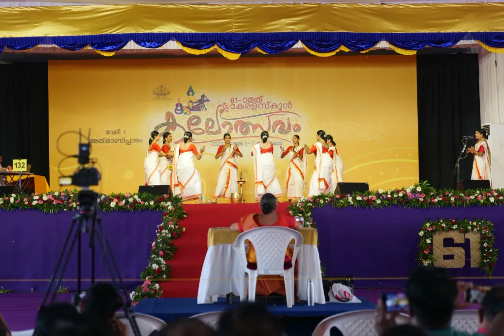 ഏതാനും ചില വരിഷ്ഠ രക്ഷിതാക്കൾക്കും കലാപരിശീലകർക്കും വിധിനിർണ്ണയ ശ്രേഷ്ഠർക്കും മാത്രം സന്തോഷവും അഭിമാനവും തലക്കനവും നൽകുന്ന ഒന്നായി കലോത്സവങ്ങൾ അധഃപതിച്ചിരിക്കുന്നു