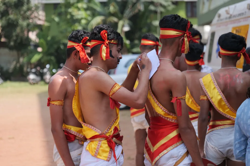  അത്യുത്തര കേരളത്തിലെ പൂരോത്സവത്തോടനുബന്ധിച്ച് നടക്കുന്ന പൂരക്കളിക്ക്‌, ഇവിടുത്തെ പൂരമോ പാടുന്ന പാട്ടിലെ സാംസ്‌കാരിക ചിഹ്നങ്ങളോ ഒന്നും പരിചയമില്ലാത്ത, കോട്ടയത്തേയും ഇടുക്കിയിലേയും കുട്ടികൾ ഒന്നാംസ്ഥാനം നേടുന്നതും, ഒരിക്കൽ മത്സരിക്കാൻ ആളില്ലാതിരുന്ന തമിഴ്‌, കന്നട പദ്യം ചൊല്ലലുകളെ കലോത്സവ താരങ്ങളുടെ ഇഷ്‌ടയിനമായി മാറ്റിയതും പരിശീലകരുടെ അപദാനകഥകളിൽ ചിലതുമാത്രം. 