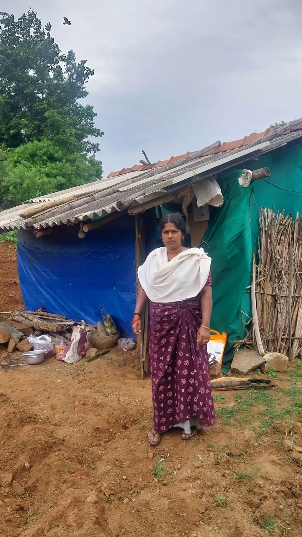 തർക്കം നിലനിൽക്കുന്ന ഭൂമിയിൽ പണിത ഷെഡിൻറെ മുന്നിൽ നിൽക്കുന്ന മല്ലിശ്വരി