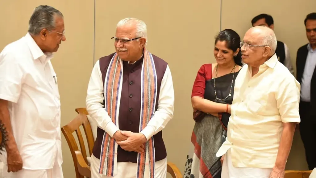 കേന്ദ്ര വിദ്യുച്ഛക്തി മന്ത്രി മനോഹർലാൽ ഖട്ടറിനെ മുഖ്യമന്ത്രി പിണറായി വിജയനും കേരളാ വിദ്യുച്ഛക്തി മന്ത്രി കെ. കൃഷ്ണൻകുട്ടിയും നേരിൽ കണ്ടപ്പോൾ