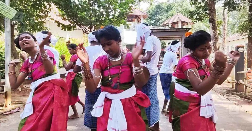 തിരുവനന്തപുരം ജില്ലാ കലോത്സവത്തിൽ,  ഗോത്രവിഭാഗം കുട്ടികൾ താമസിച്ച് പഠിക്കുന്ന സർക്കാർ മോഡൽ റസിഡൻഷ്യൽ സ്കൂളിനെ പ്രതിനിധീകരിച്ച് ഗോത്രകലയിൽ മത്സരിക്കാനെത്തിയ യഥാർഥ ഗോത്രവിഭാഗം കുട്ടികളെ പിന്തള്ളി, നഗരങ്ങളിലെ സമ്പന്നരുടെ മക്കൾ പഠിക്കുന്ന വിദ്യാലയങ്ങൾ സമ്മാനം കൈയ്യടക്കിയത് വലിയ വാർത്തയായിരുന്നു. 