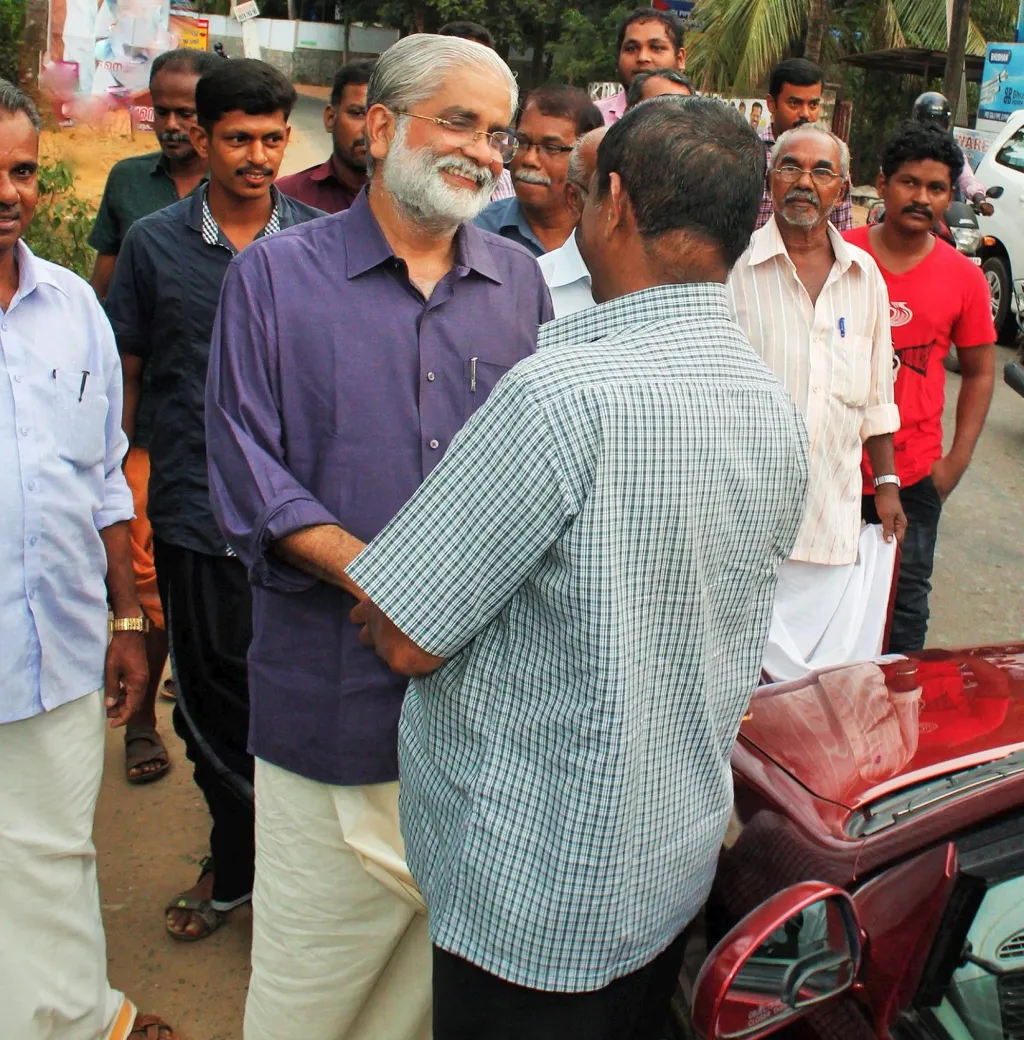 സുരേഷ് കുറുപ്പ് സദാ ഒറ്റപ്പെട്ടുനിന്നു, നിറഞ്ഞ ചിരിയുമായി. ഞങ്ങൾ അവന്റെ ചിരിയിലും സൗഹൃദത്തിലും അലിഞ്ഞു. അതൊരു വല്ലാത്ത കാലമായിരുന്നു.