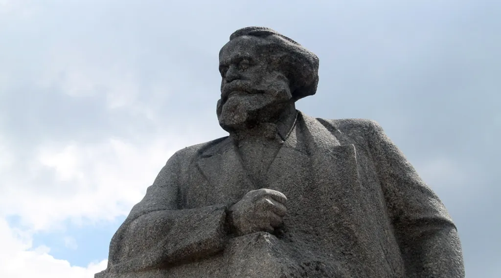 മുതലാളിത്ത മൂലധനം എത്ര ഭീകരാകാരമാർജ്ജിച്ചാലും അത് ‘മൃതാധ്വാന’ (Dead  labour) ത്തിന്റെ മൂർത്തി മാത്രമാണ്. സജീവ അധ്വാനത്തിന്റെ (Living labour) ജീവശക്തിയെ ഊറ്റിക്കുടിക്കുന്നതിലൂടെ മാത്രം നിലനിൽക്കുന്ന മൃത ഭൂതത്തിന്റെ പെരുക്കം മാത്രമാണ്. 