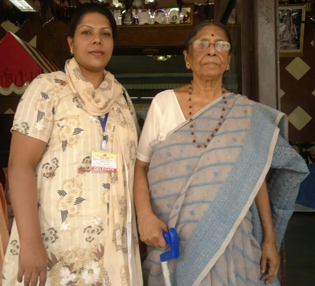 സഫിയ, സി.പി.ഐ നേതാവും സി.കെ ചന്ദ്രപ്പന്റെ ജീവിതപങ്കാളിയുമായ ബുലുറോയ് ചൗധരിക്കൊപ്പം