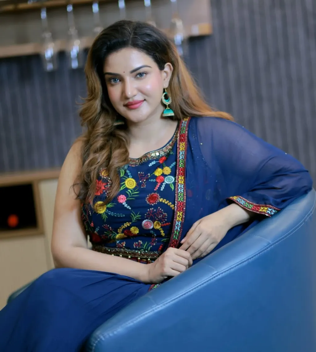 സെലിബ്രിറ്റിയായ ഹണി റോസ് നേരിടുന്നൊരു പ്രശ്നം എന്ന രീതിയിൽ രണ്ട് വ്യക്തികൾക്കിടയിൽ ചുരുക്കിക്കാണേണ്ട ഒന്നല്ല ഇത്. തീർച്ചയായും ഹണിറോസ് തൻ്റെ തൊഴിൽ ജീവിതത്തിലൂടെ നേടിയെടുത്ത സാമൂഹിക - സാംസ്കാരിക മൂലധനം ഒരർത്ഥത്തിൽ അവർക്ക് തുണയാവുന്നുണ്ട്.