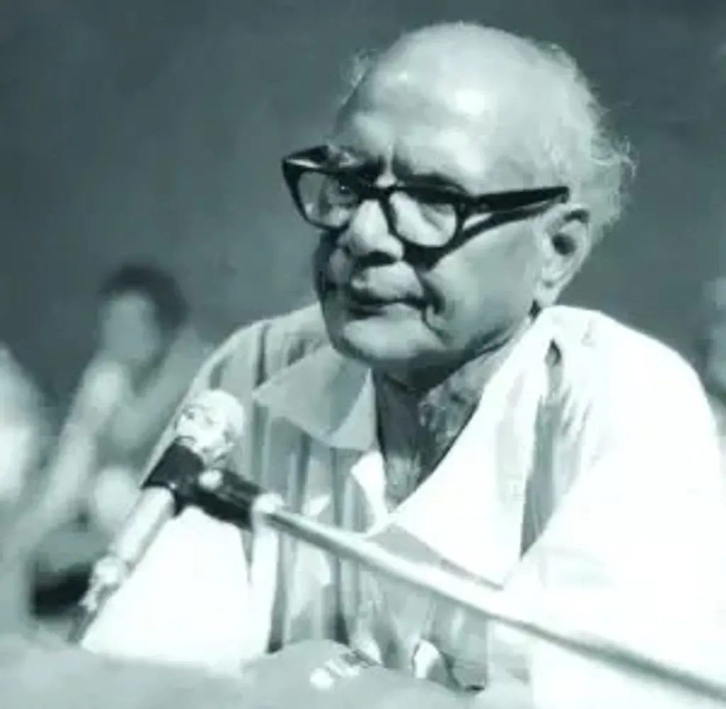അടിയന്തരാവസ്ഥയുടെ തുടക്കകാലത്ത് സിപിഎം നേതൃത്വത്തിന്റെ വലിയ ആലോചന, ഇന്ദിരാഗാന്ധിയുടെ ഏകാധിപത്യത്തിനെതിരെ ഏതൊക്കെ രീതിയിൽ പ്രതിരോധം തീർക്കാമെന്നതായിരുന്നു. ആരുമായൊക്കെ, ഏതൊക്കെ അളവിൽ ഒന്നിച്ചു നിൽക്കാമെന്ന വിഷയം പാർട്ടിയിൽ വലിയ ചർച്ചകളും അന്നത്തെ ജനറൽ സെക്രട്ടറി പി. സുന്ദരയ്യയുടെ രാജിയിലും കലാശിച്ചുവെന്നത് ചരിത്രം.