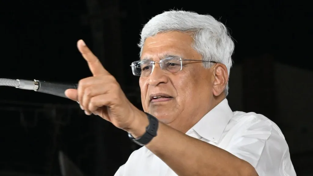 ഫാഷിസം ഒരു പ്രത്യയശാസ്ത്രമാണെന്നും 20-ാം നൂറ്റാണ്ടിന്റെ രണ്ട് ലോകയുദ്ധങ്ങൾക്കിടയിൽ രൂപംകൊണ്ട രാഷ്ട്രീയാധികാരത്തിന്റെ രൂപം കൂടിയാണെന്നും വിശദീകരിച്ചുകൊണ്ട്, അത്തരത്തിലുള്ള ഫാഷിസ്റ്റ് ഭരണക്രമങ്ങൾ പിന്നീട് ലോകത്തുണ്ടായില്ലെന്ന് ദിമിത്രോവി്ന്റെ ഫാഷിസിസ്റ്റ് നിർവചനങ്ങൾ ഉദ്ധരിച്ച് കാരാട്ട് പറയുന്നുണ്ട്.